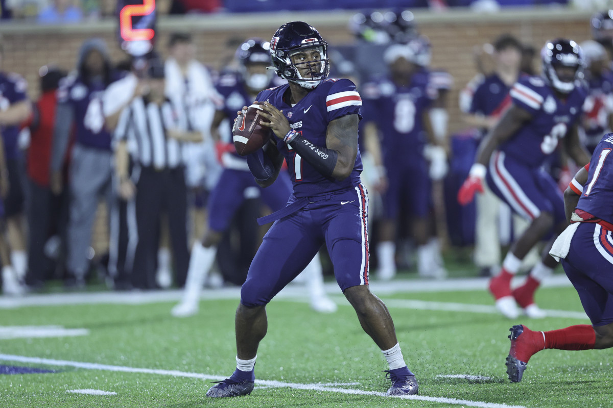 Dec 18, 2021; Mobile, Alabama, USA; Liberty Flames quarterback Malik Willis (7) sets up to pass in the first quarter against Eastern Michigan Eagles during the 2021 LendingTree Bowl at Hancock Whitney Stadium. Mandatory Credit: Robert McDuffie-USA TODAY Sports